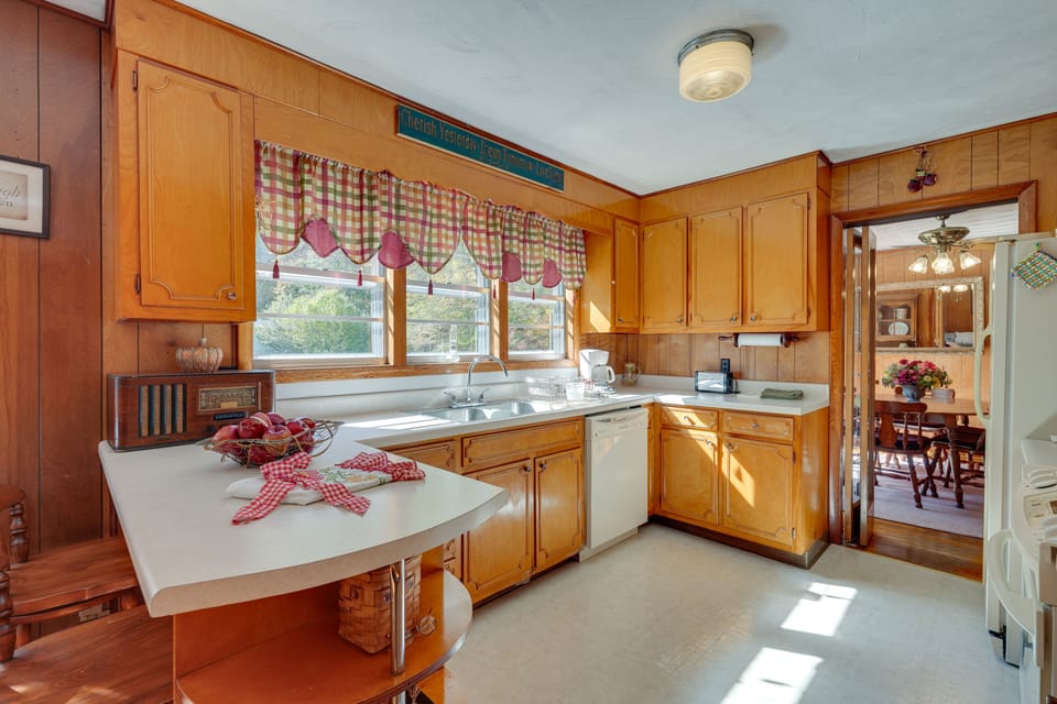 Haysi Vacation Rental | 4BR | 1BA | 2,000 Sq Ft | Stairs Required