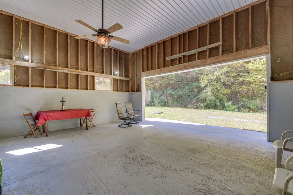 Parking | Garage (1 Vehicle) | Driveway (6 Vehicles) | RV/Trailer Parking