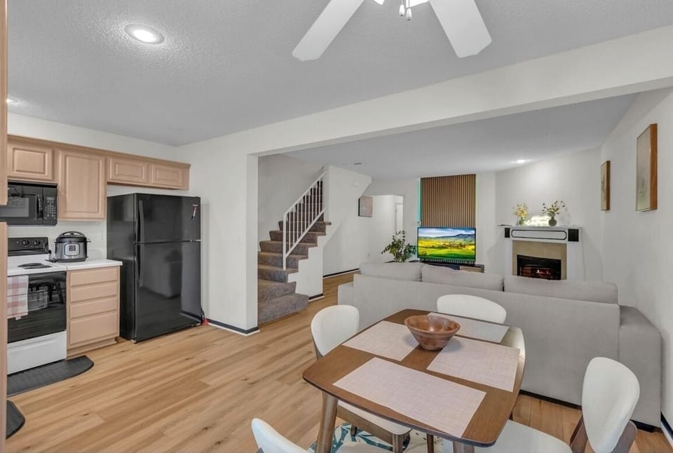 Open concept living room and dinning area