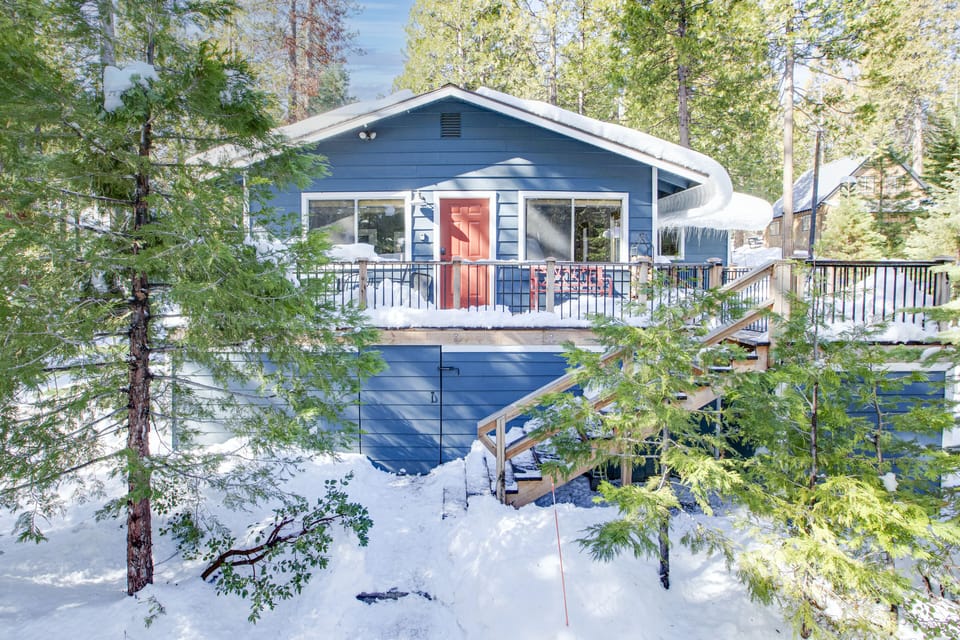 Charming and quiet cabin walking distance to the lake and Village restaurants.