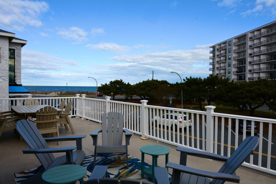 That's what you'll discover in this Ocean Block Cottage! Refreshed for the 2024 Season with new paint and upgrades such as the Polywood furniture on the upper deck, 9 Lake is an EXCELLENT choice for your summer vacation!~