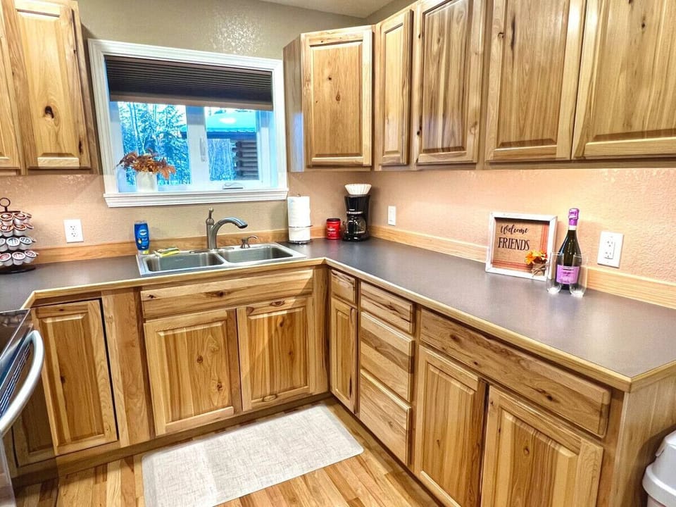 Full Kitchen Ready to Prepare Delicious Meals