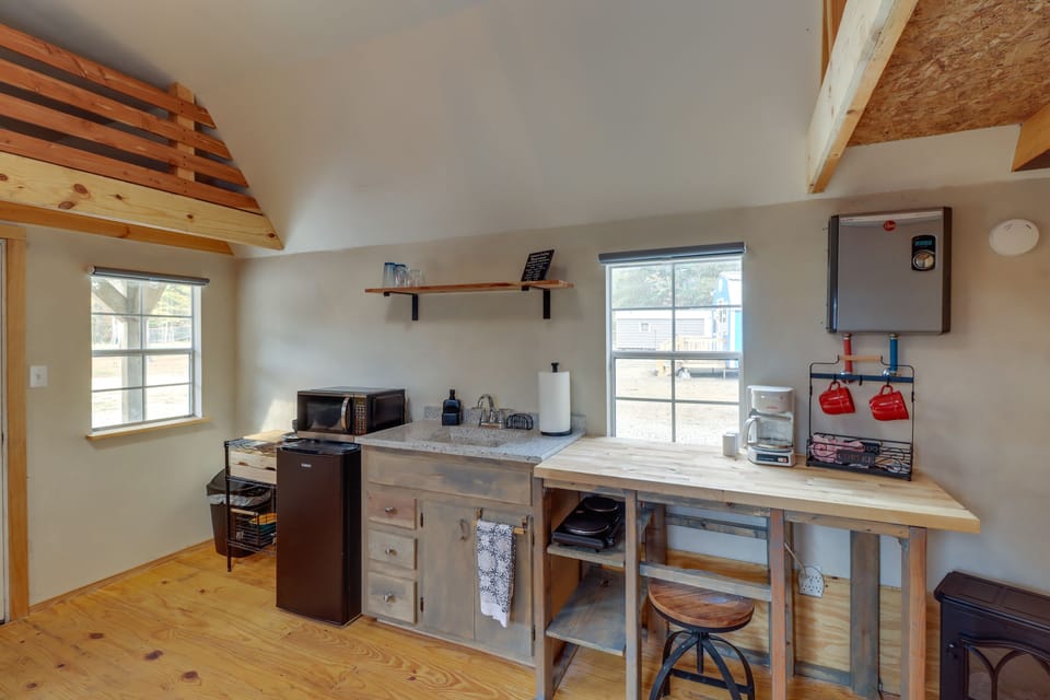 Kitchenette | Hot Plate | Coffee Maker | Mini Fridge