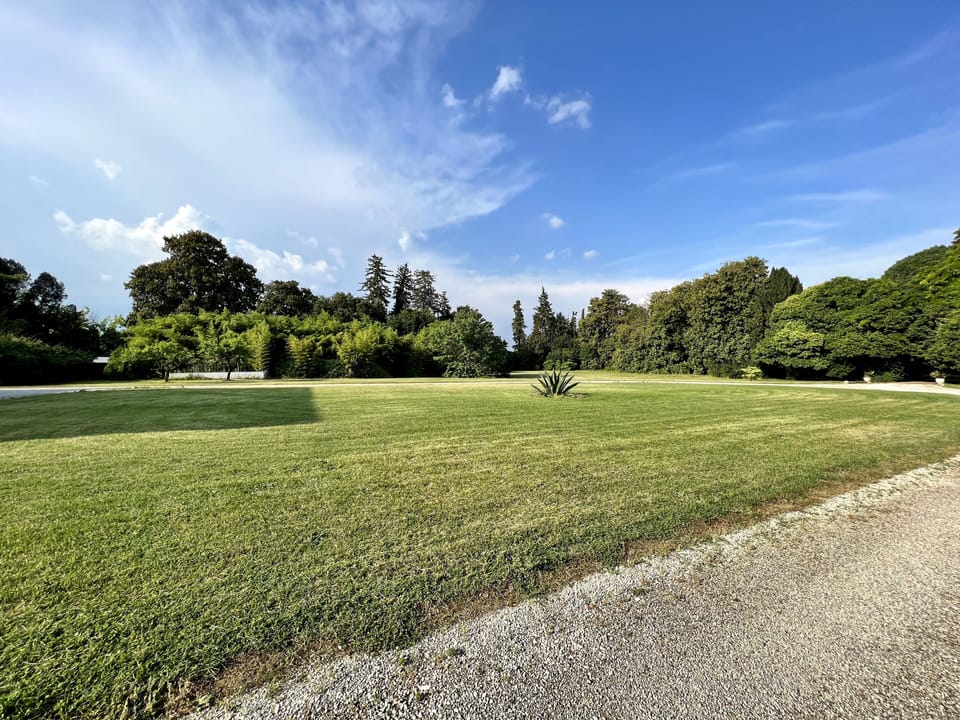View of the front park of the villa where there is also the entrance.