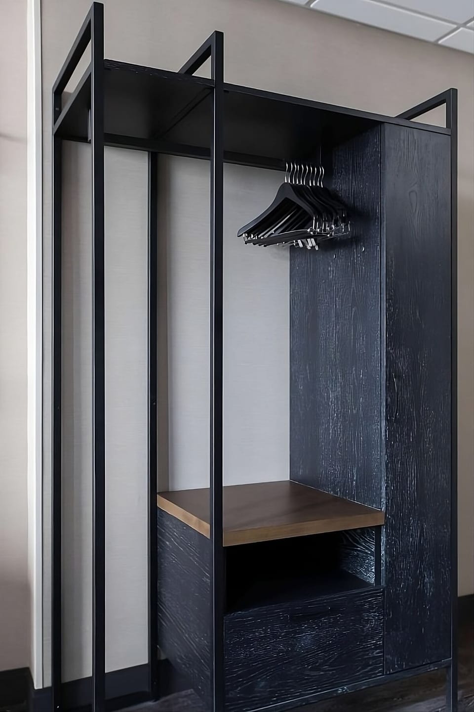Unpack effortlessly with spacious hanging storage and bench seating.
