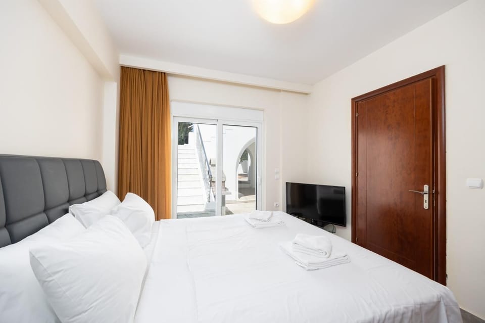 Annex: double bedroom with en suite bathroom, A/C, and TV