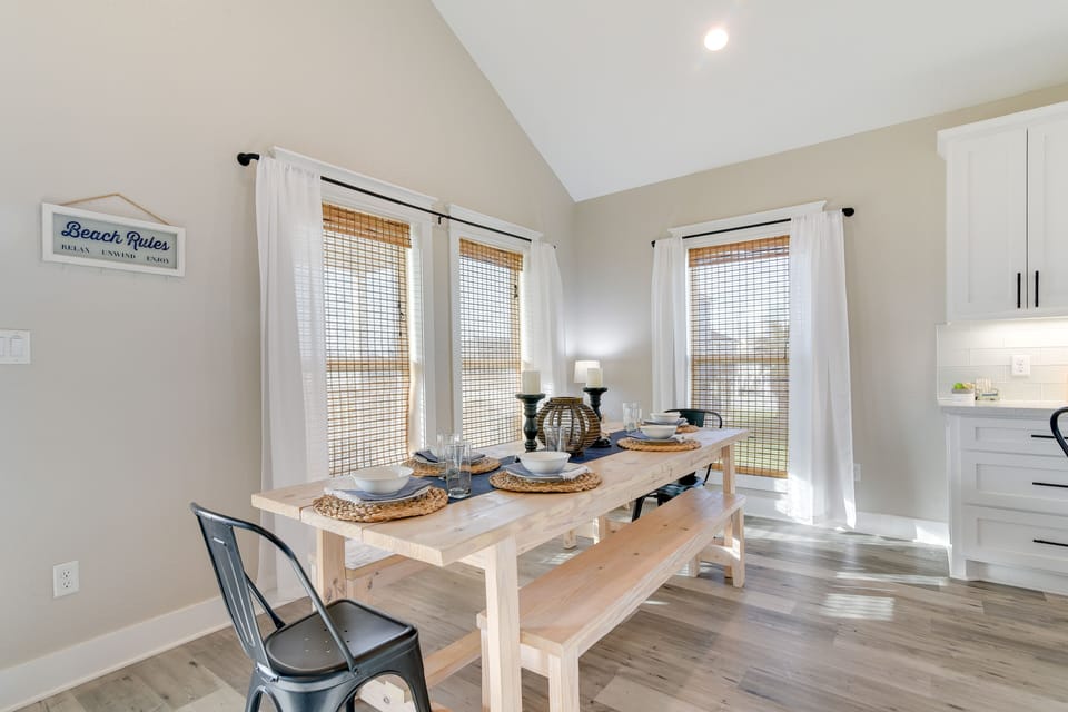 Dining Area | Dishware & Flatware Provided