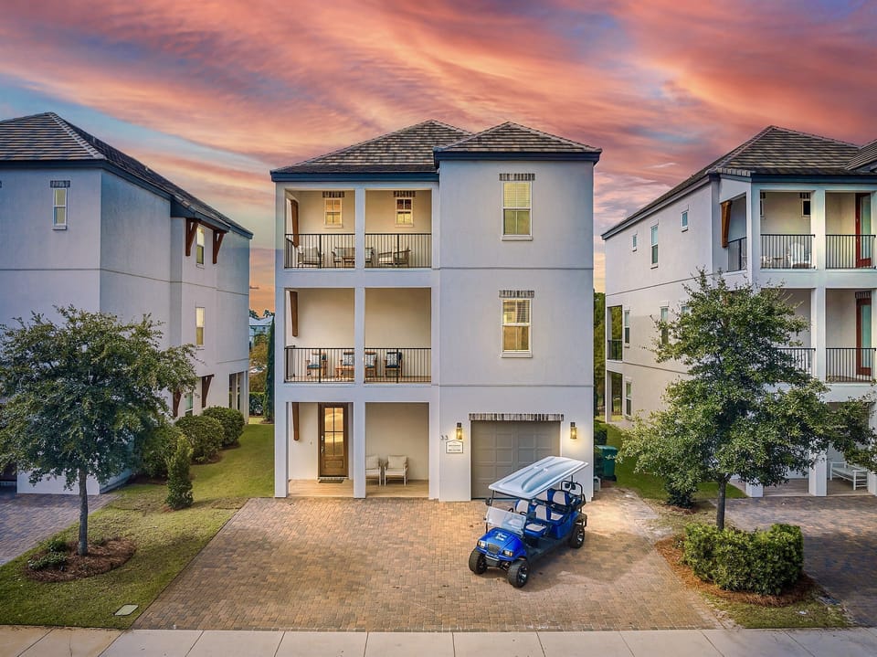 6-seat Golf Cart FREE during your stay! 2 minutes to the beach. Sleeps 20, 7 bedrooms, 6.5 bath, and 14 beds. Game room and bunk rooms. Private entrance to the heated pool!