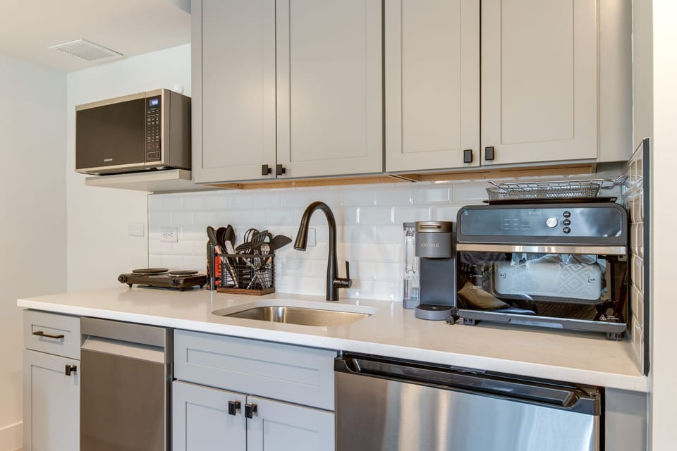 Kitchenette | Dishwasher | Keurig Coffee Maker w/ Pods | Hot Plate