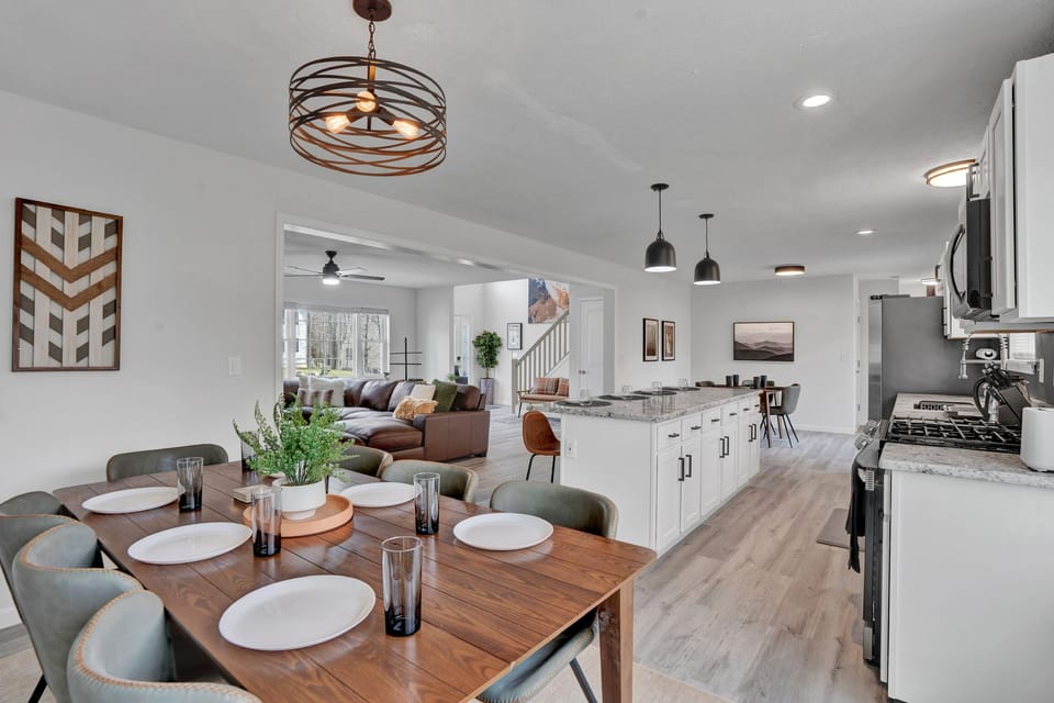 Dining Table/Kitchen