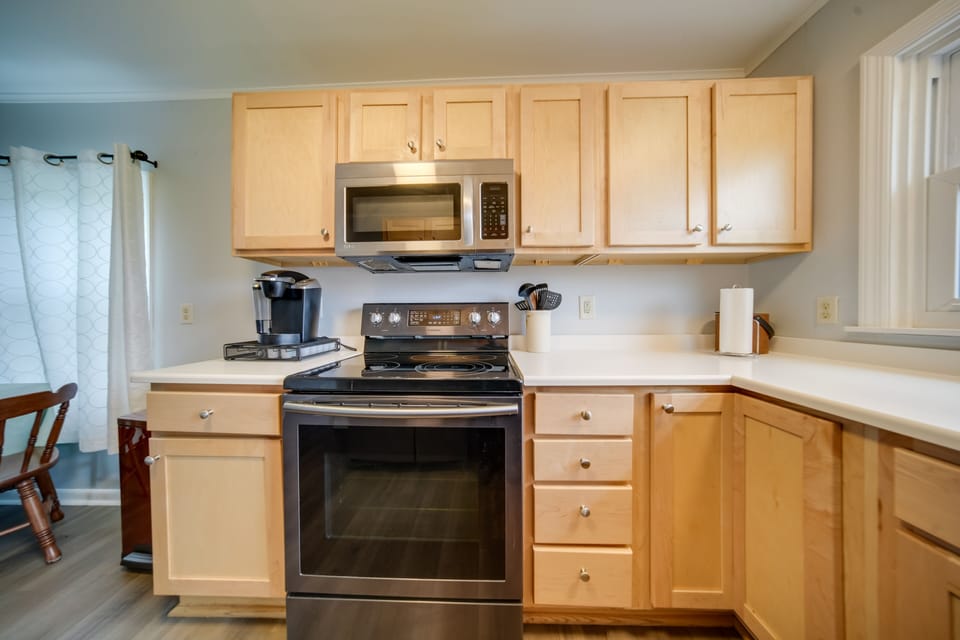 Kitchen | Equipped w/ Cooking Basics | Breakfast Table