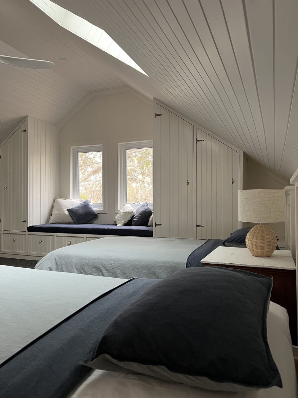 Room 2: 2 Single Beds