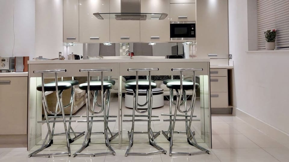 Breakfast bar area. 