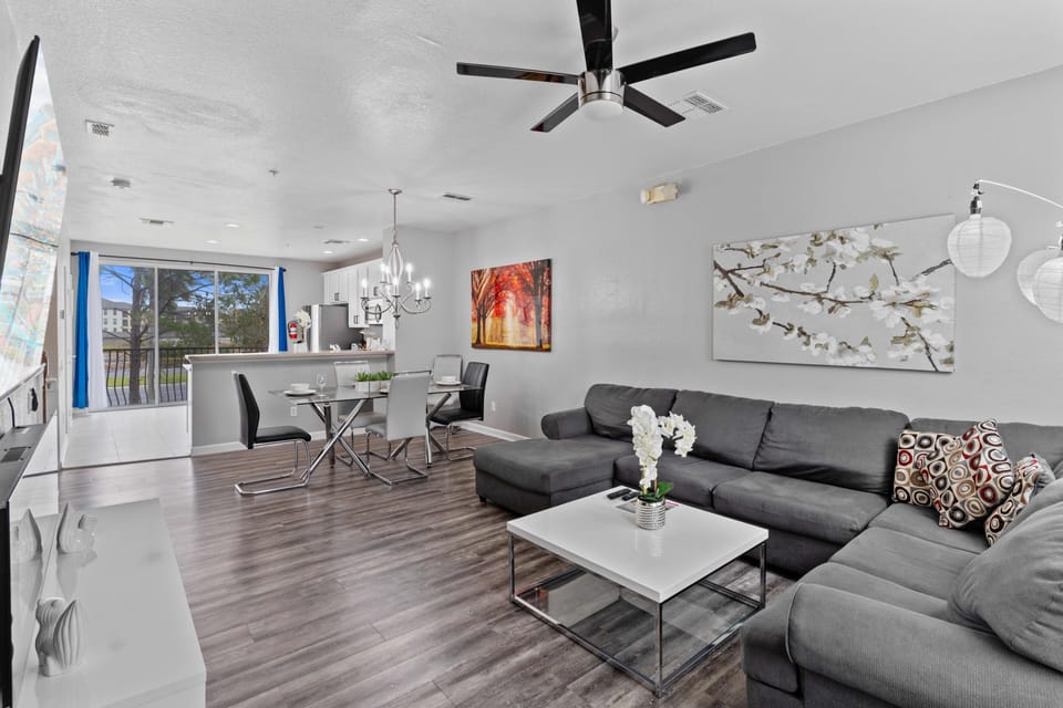 - Bright Living area of the townhouse in Orlando - Relax, and enjoy the comforts of home - Elegantly decorated space with a neutral color palettes - Cozy sofas - Use of aesthetic wall painting throughout the space for and elite ambiance