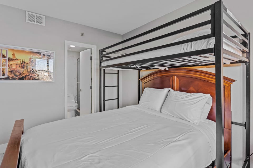 Bedroom 2 with one queen size bed and one singel size kid bed