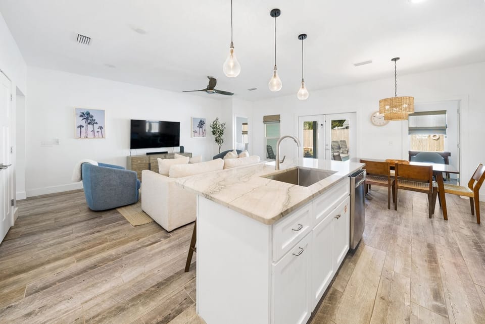 Kitchen / Living Area