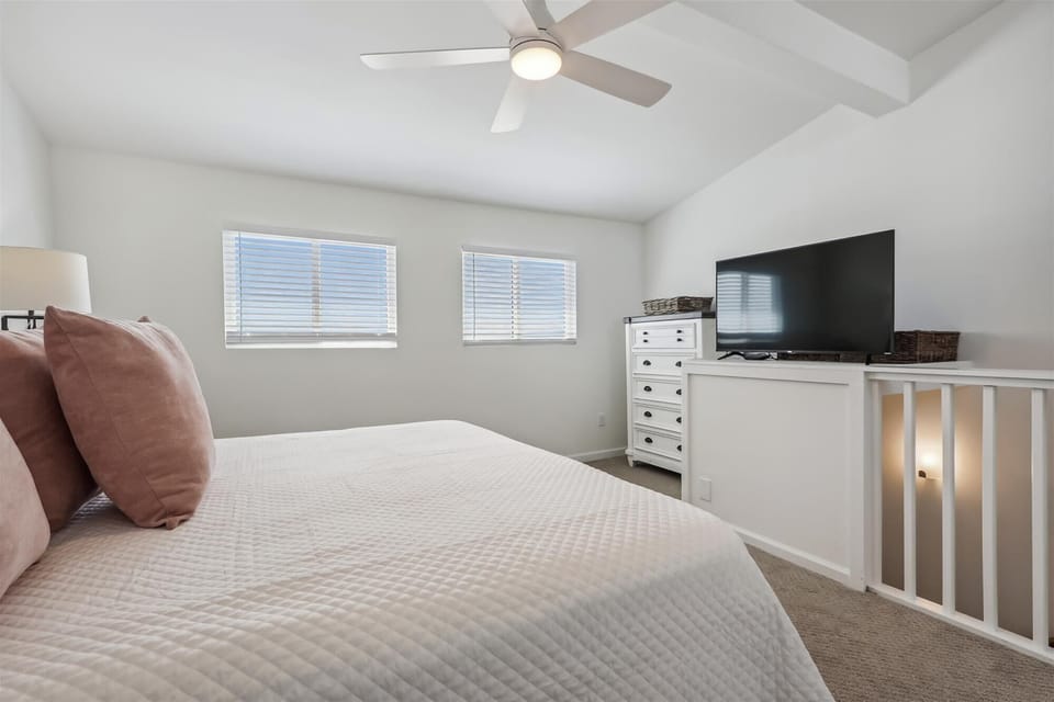 upper level-primary bedroom-125750_138