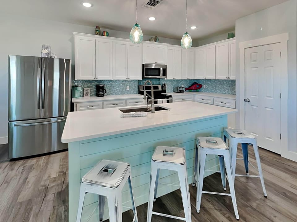 Full Kitchen - Countertop Seating for 4