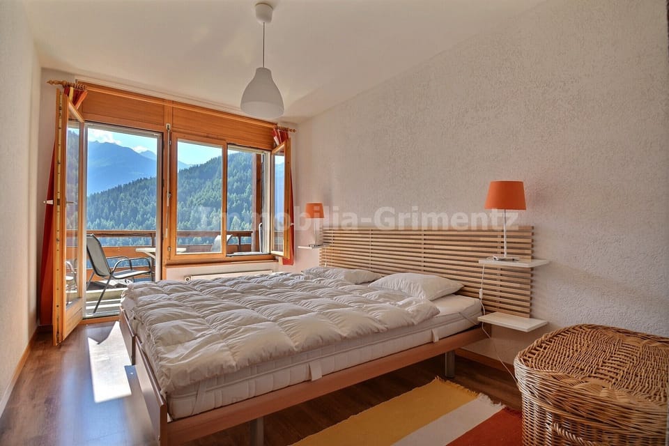Bedroom with 2 beds