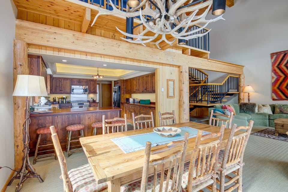 Dining Area | Dishware & Flatware Provided