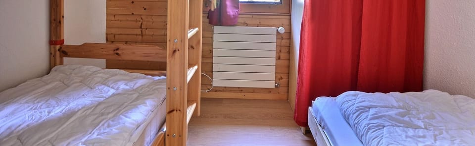 Bedroom with 1 bunk bed and 1 folding bed