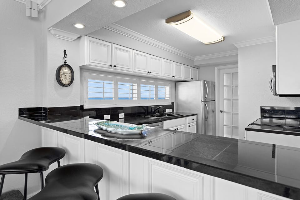 24-Mainsail-271-Kitchen