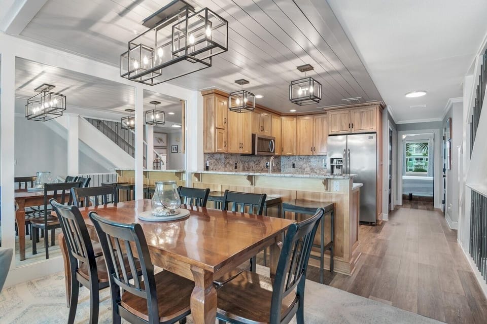 Indoor dining & kitchen
