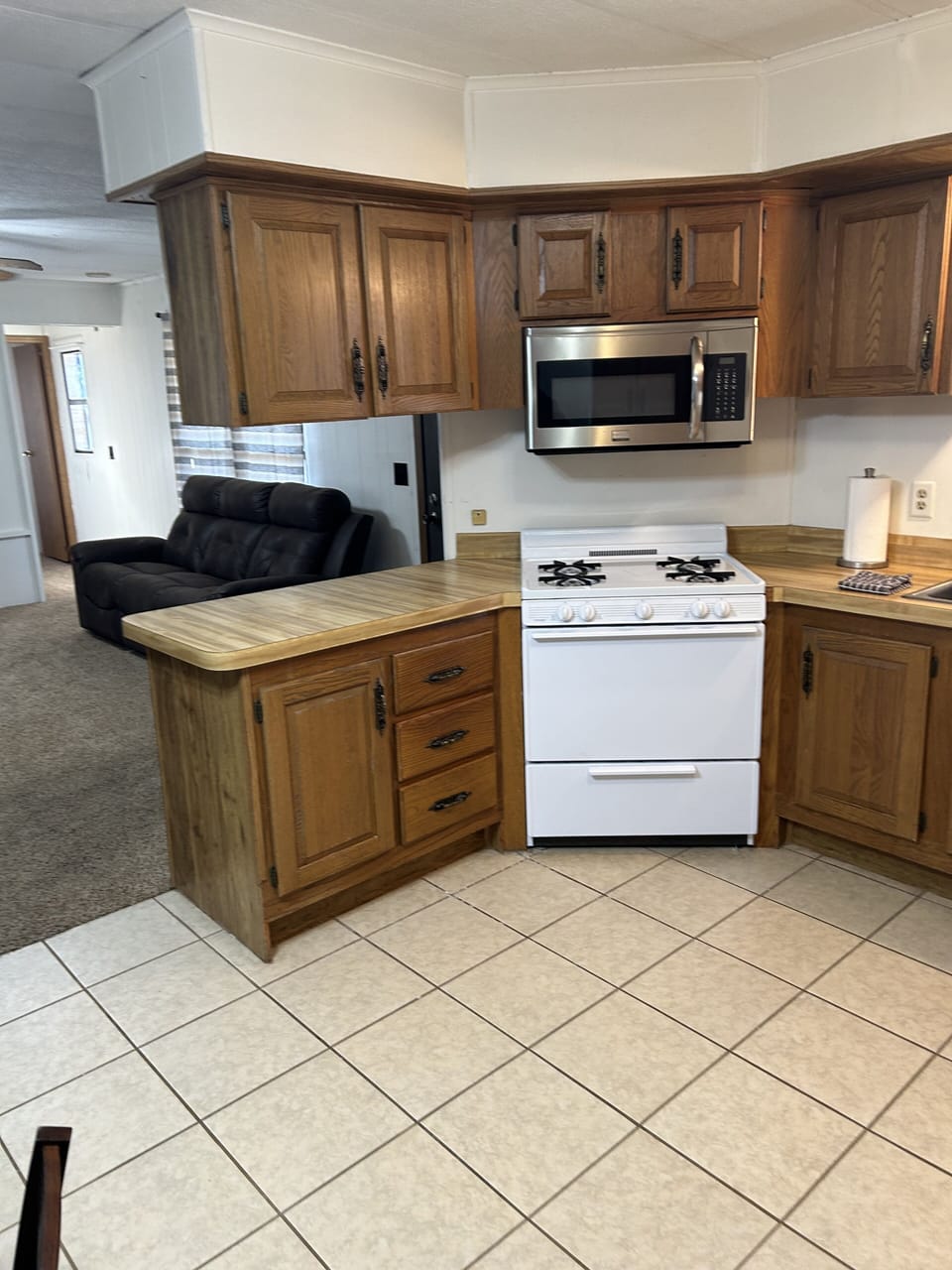 Kitchen with oven, microwave, dishwasher and refrigerator