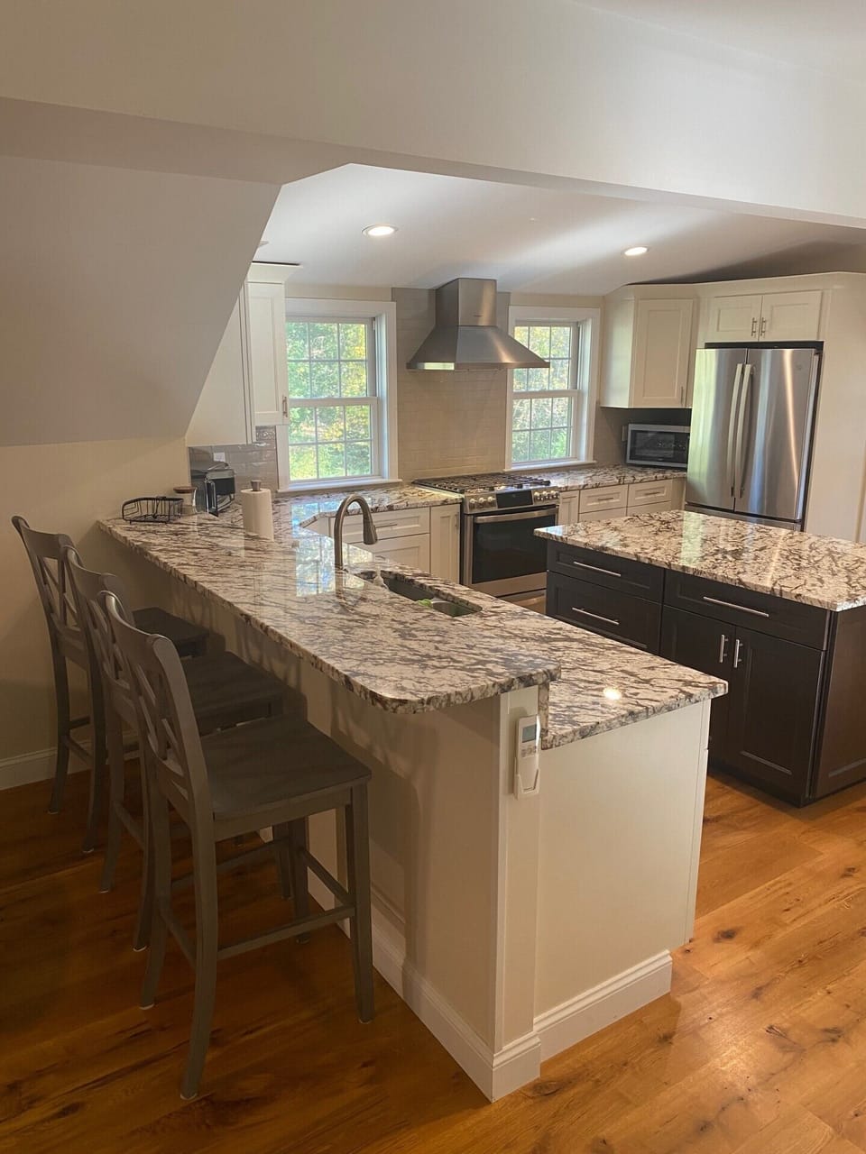 Great peninsula with ability to seat up to 4