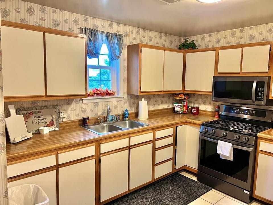 Channel your inner chef in this modern and fully equipped kitchen