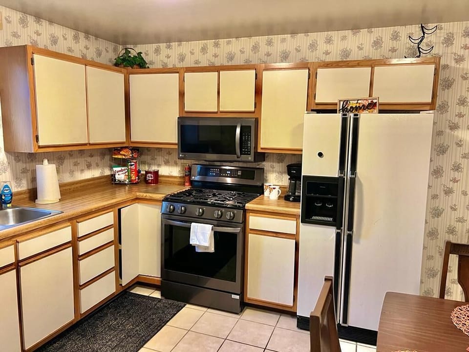 Channel your inner chef in this modern and fully equipped kitchen