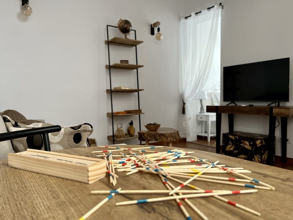 Jogos de tabuleiro e livros na sala de estar