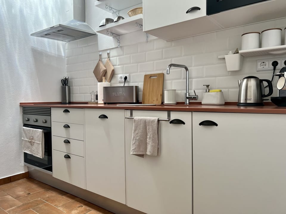 Cozinha com tudo o que é preciso para fazer as refeições