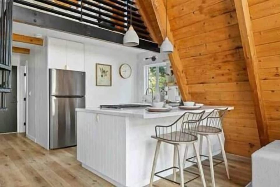 Bar countertop that can fit up to 3 chairs