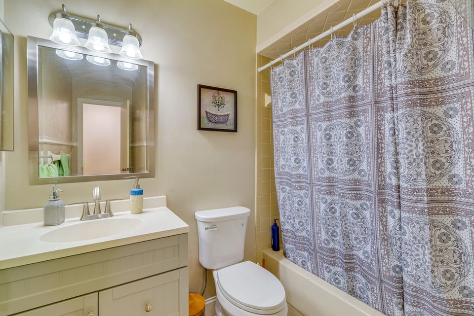 Bathroom | Complimentary Toiletries | Towels Provided