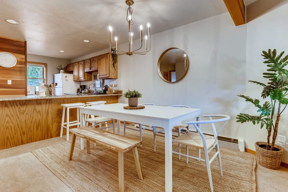 Dining area - enough space for 6-8 people (the table extends!) 