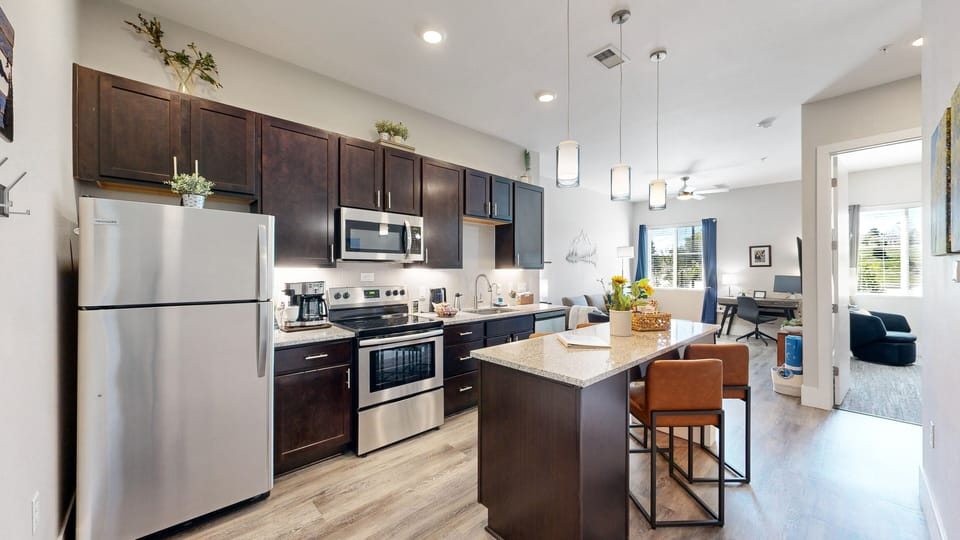 Fully Stocked Eat-in Kitchen, Filtered Water, Coffee (single, carafe,French pr)