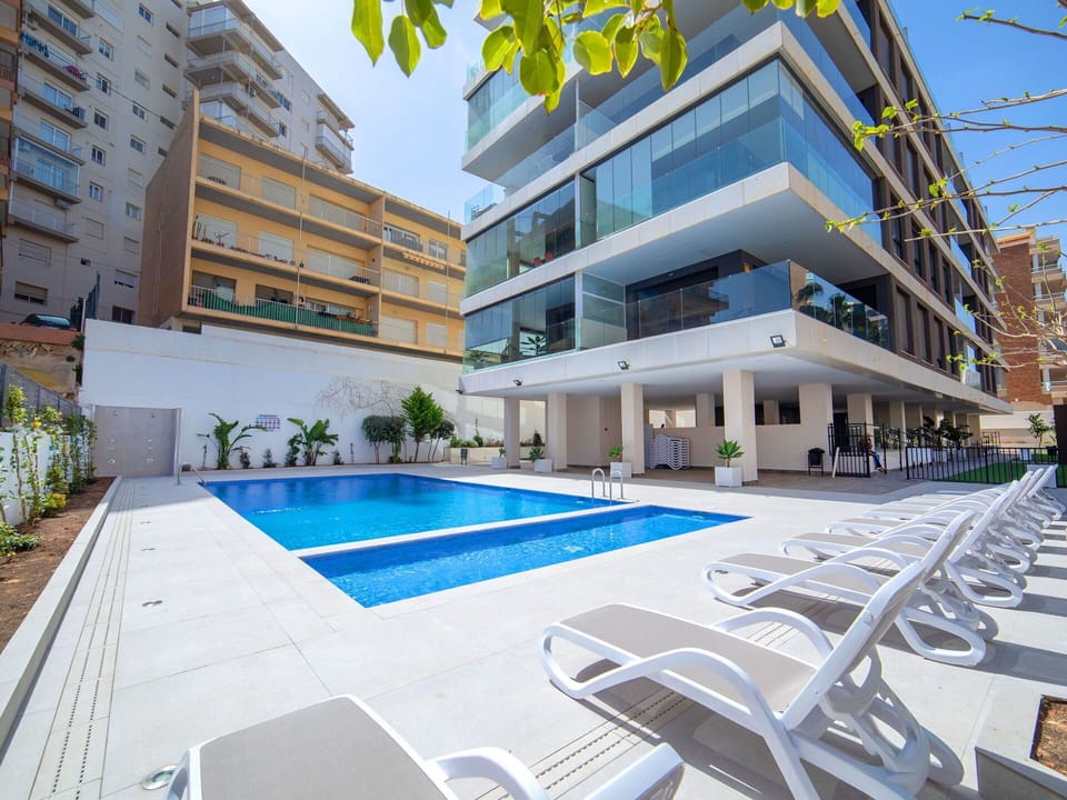 Building, Property, Window, Plant, Swimming Pool, Urban Design, Condominium, Tower Block, Sky, Residential Area