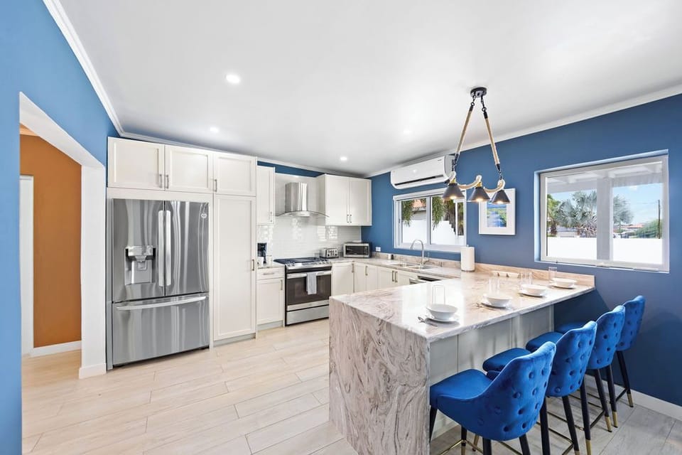 High-End Pool Getaway ~ Upscale 5* Location ~ BBQ! (24068)