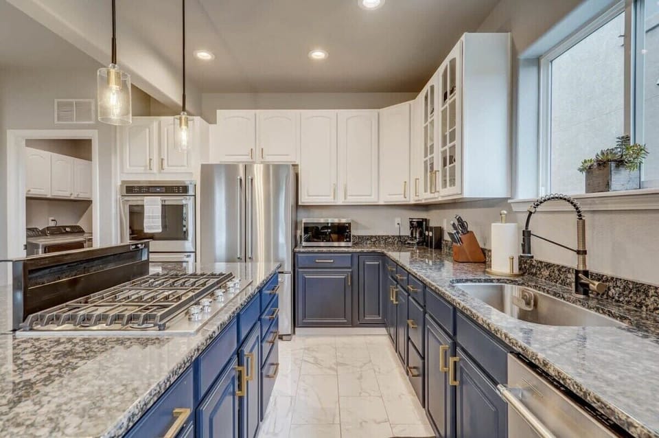 Your Culinary Oasis: This Fully Equipped Kitchen Boasts a Stove, Fridge, Microwave, Coffee Maker, Kettle, Oven, Dishwasher, and Every Essential You'll Need.