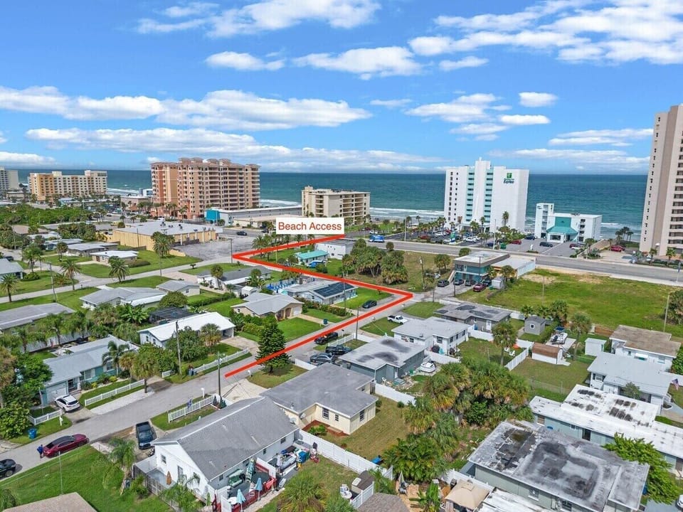 3-5 Minute wall to the beach and a 2 minute walk to Adam's Egg Diner!