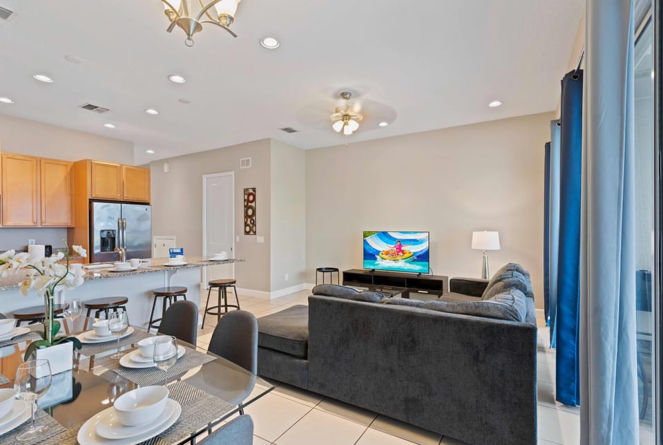 Lush Townhouse in Davenport Florida - Luxurious decor for a lavish ambiance - Spacious open-plan design for a modern feel - Stylish, contemporary furnishings enhancing the aesthetic