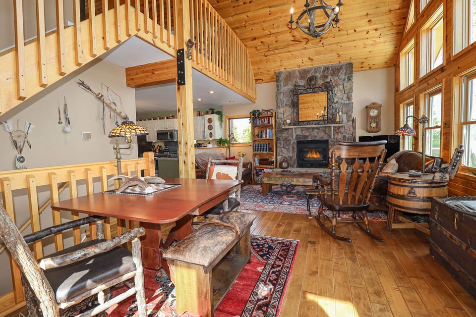 Living Area & Additional Seating