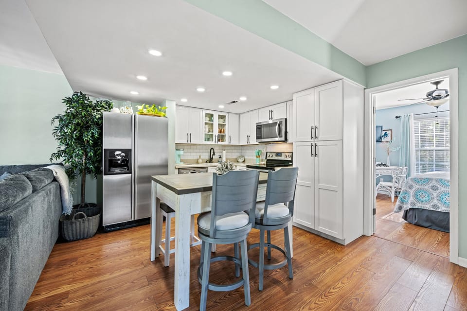 All modern appliances to make meal preparation a breeze.