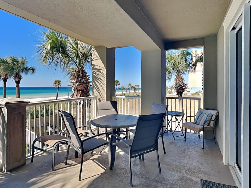 Gulf Front Balcony - Outdoor Dining