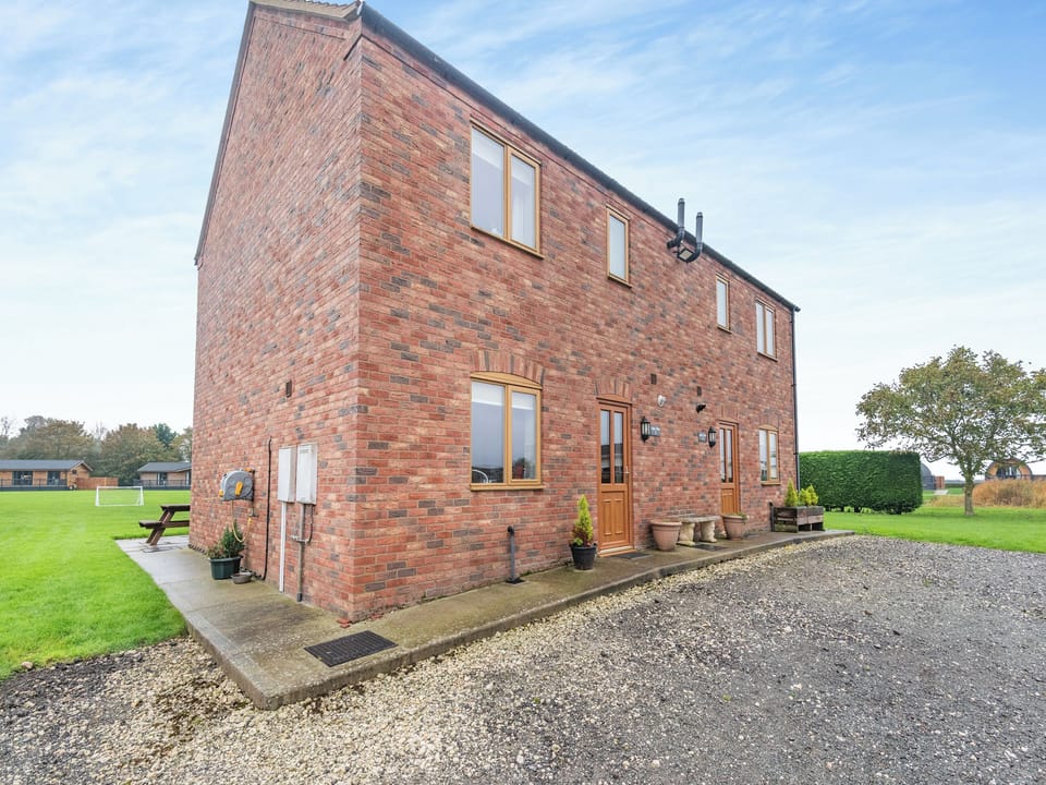 Exterior | Lake View 1 - Grange Farm Park, Louth