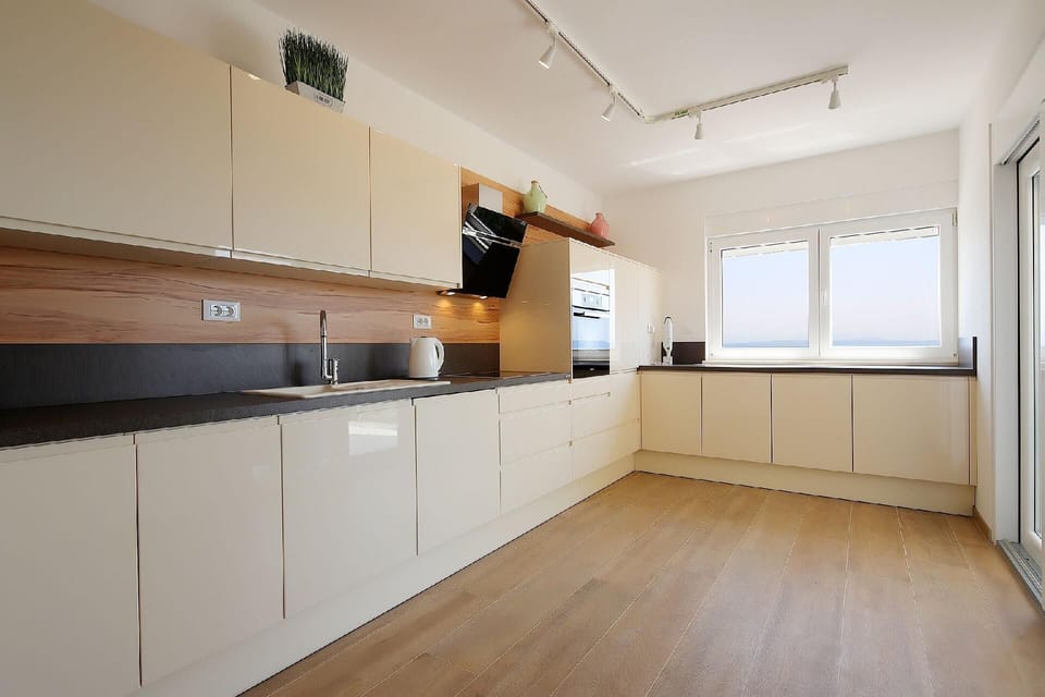 Kitchen area. kitchen