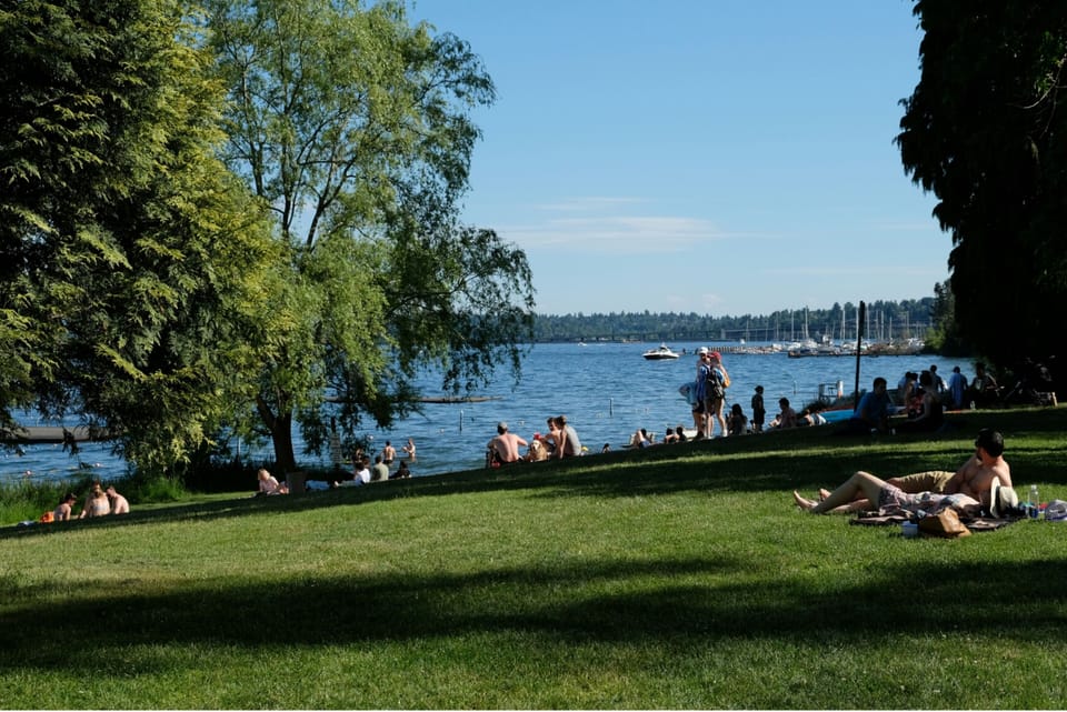 Short walk to Lake Washington 