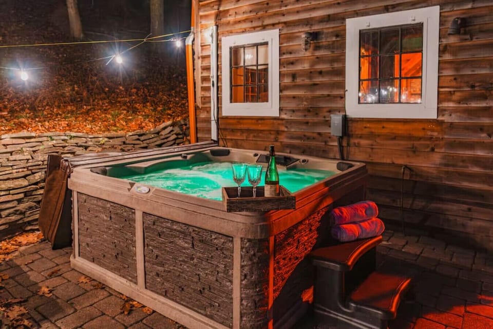Lakeside Couple`s Serenity Cabin+Hot Tub & Hiking Cabin in Hudson Valley