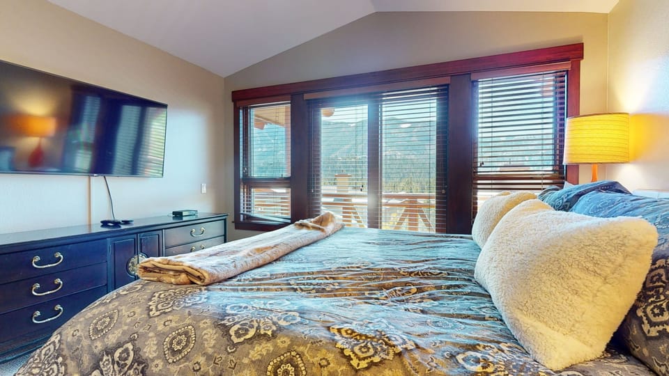 Home Decor, Bed, Furniture, Lamp, Indoors
